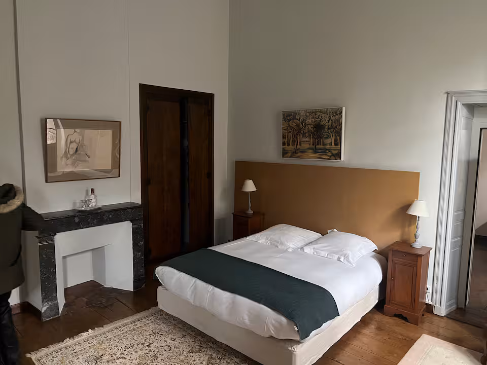 Chambre Anthracite contemporaine dans un château historique