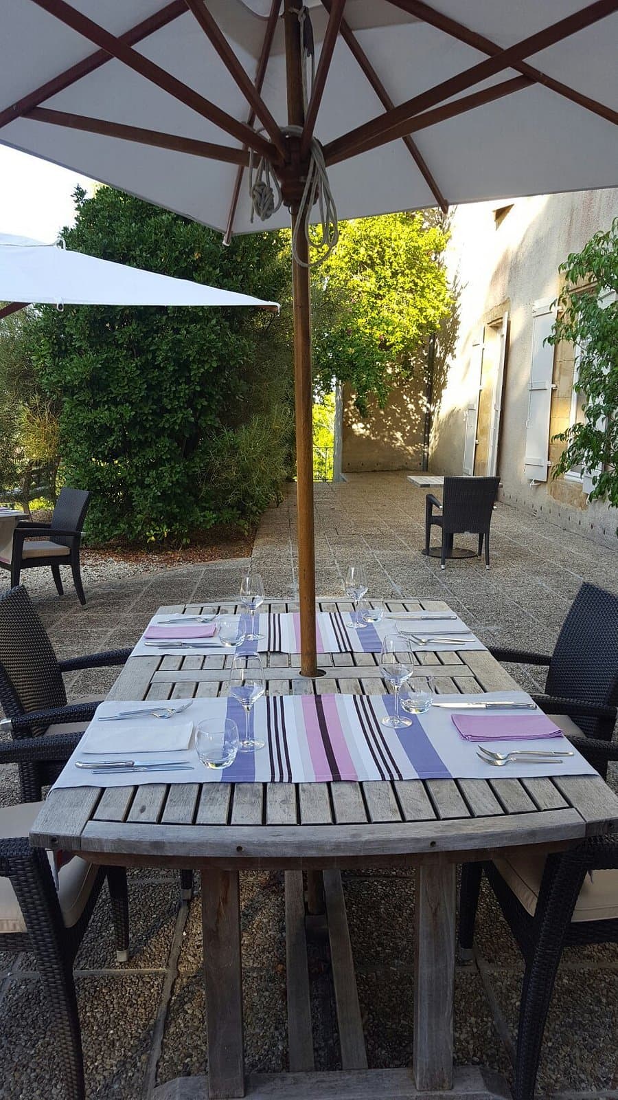 Table extérieure dressée pour une célébration privée sous les arbres du domaine