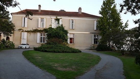 La façade historique du Château de Projan dans le Gers à l'heure dorée