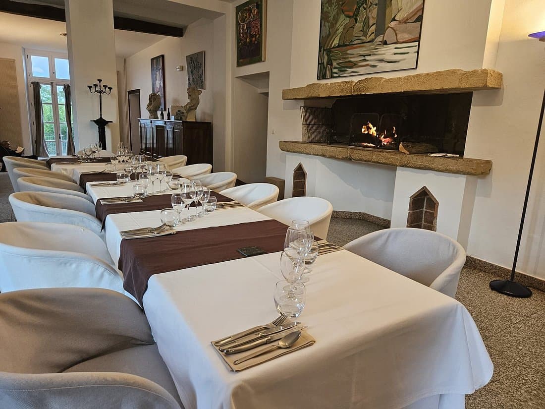 Grande salle de réception dressée pour un séminaire de direction au château